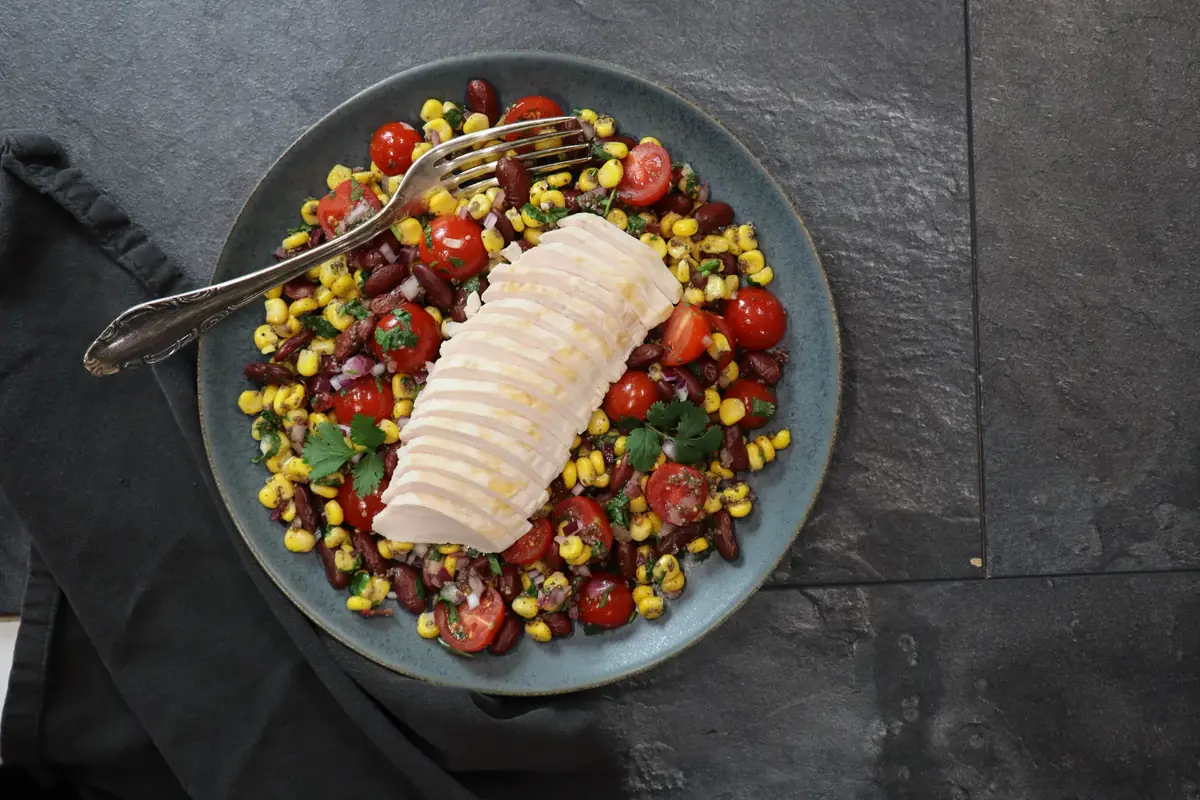 Grammgenau portioniertes Menü mit Poulet und buntem Salat