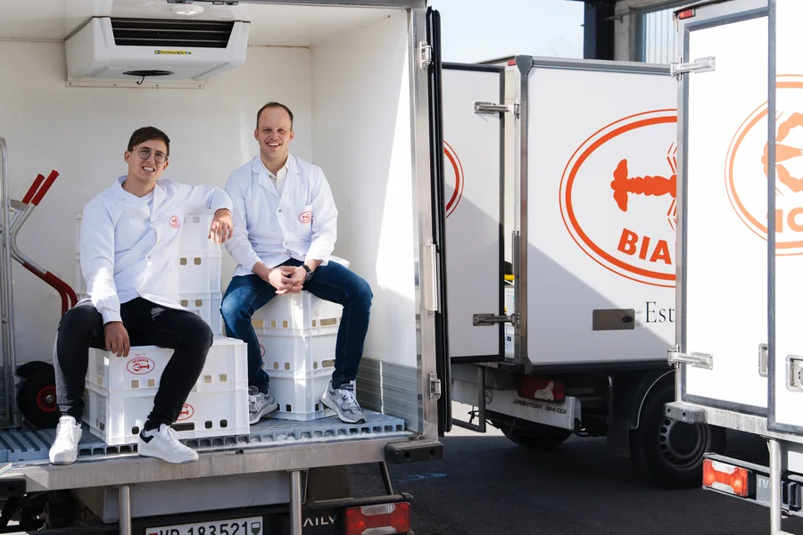 Junge Bianchi-Mitarbeiter im Kühltransporter