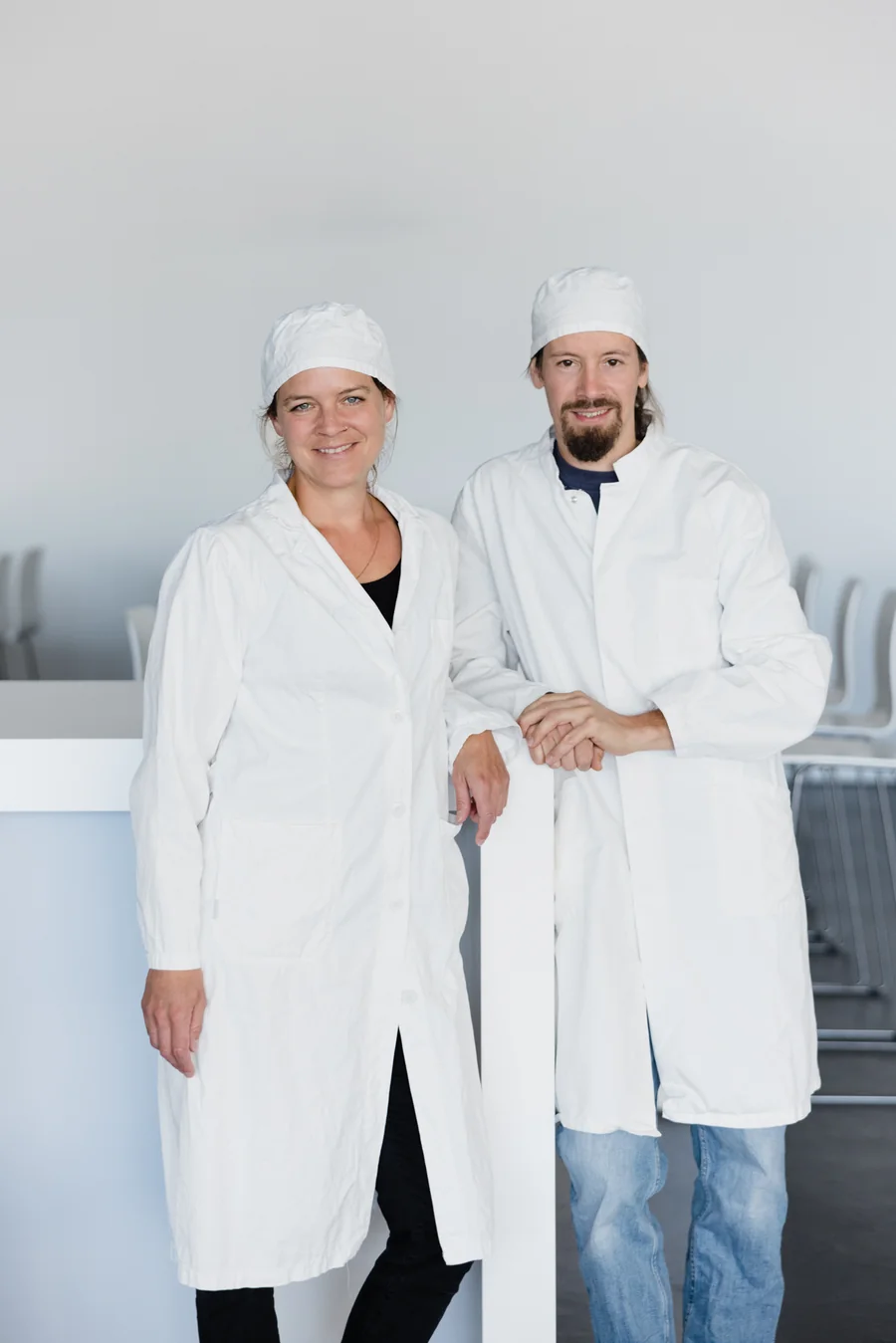 Stefanie und Christoph von Tempeh Bagus in ihrer Manufaktur