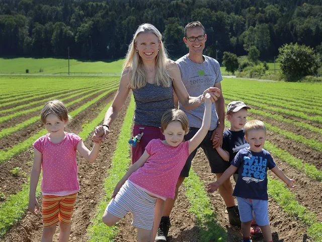 Bio-Bauernfamilie von Terraviva auf ihrem Gemüsefeld